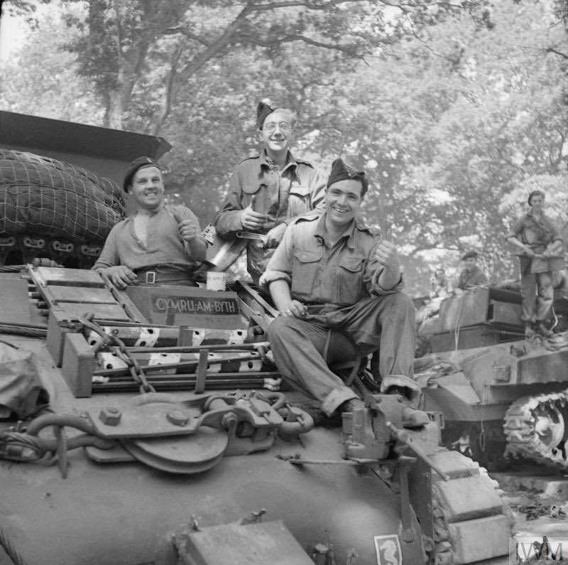RobertGlenniePT's tweet photo. ‘Cymru-am-Byth’
Bloody love this one by Jimmy Mapham! 13/18 Hussars, ARV, Sherman III, great composition, brilliant! IWM H38971 #27Armd https://t.co/jPbWCiBemE