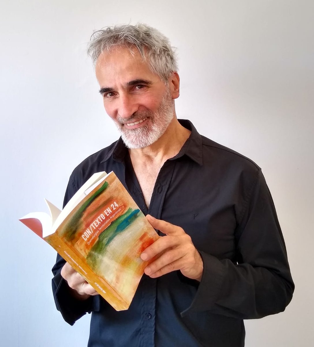 CONTEXTOtipea's tweet photo. Acá estamos junto a Adrián Airala, autor de Distopía Chop Suey, representando a Santa Fe en libro #CONTEXTOen24!
@airalaadrian
Dramaturgias Territoriales Argentinas
Pedilo por inbox 📚🎄
#CONTEXTOtipea https://t.co/lV2lRY6fCZ