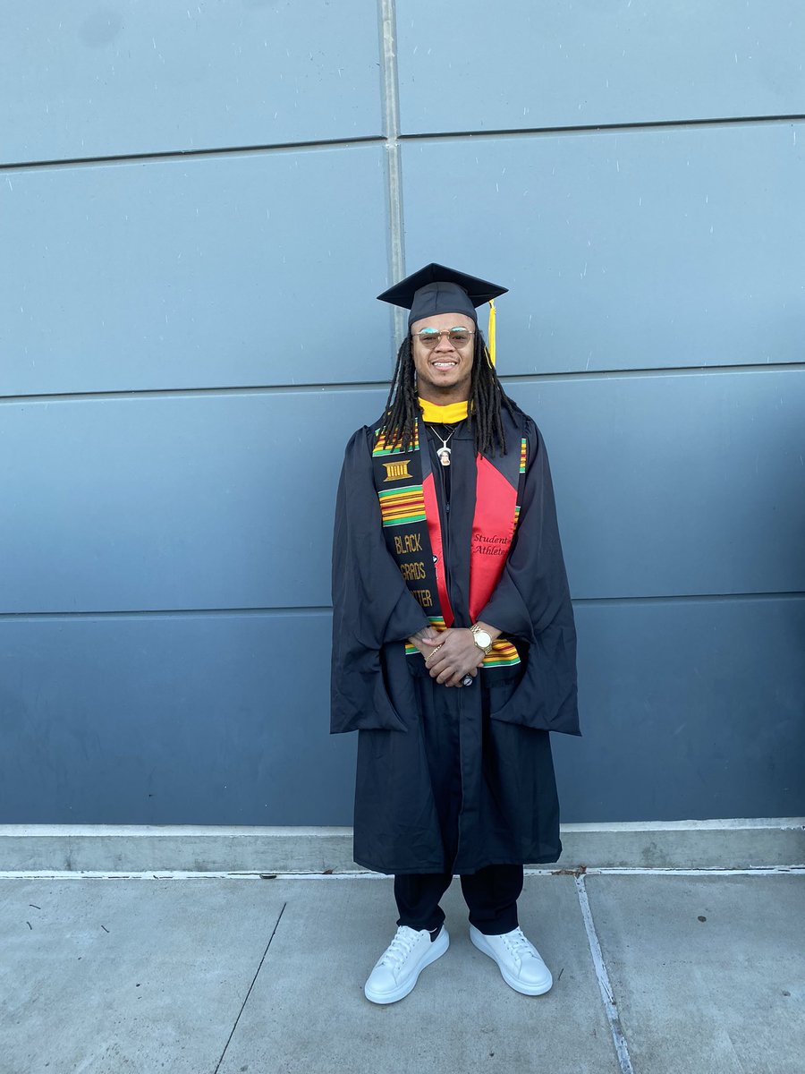 LDJ_Era's tweet photo. First one in my family with a masters degree 🙏🏾🎓 @NIU_Football https://t.co/nqYkRSwqdl