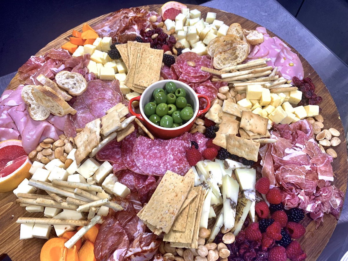 GraveTesse's tweet image. I’ve been on a bit of a charc board kick✨but that veggie platter is everything