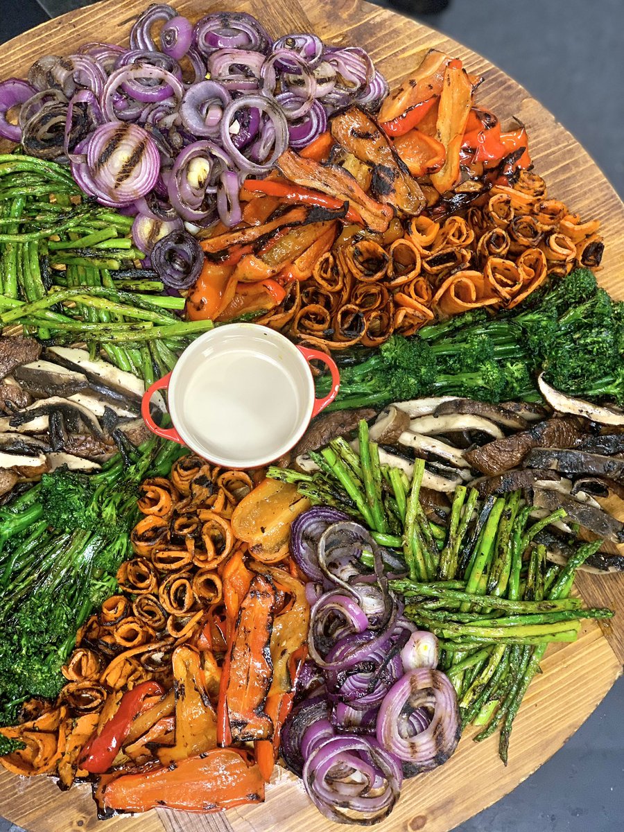 GraveTesse's tweet image. I’ve been on a bit of a charc board kick✨but that veggie platter is everything