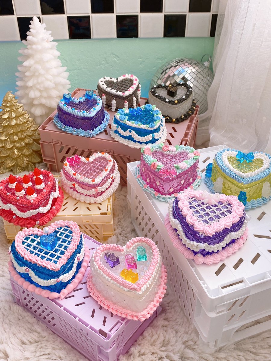 10amcake's tweet photo. This holiday I’m indulging myself with 🧁🍰🎂🍮🍭🍬🍫🍿🍩🍪🍯 how about you guys?? 😝😝🤪🤪

#cake #gift #christmasgift #cakedesign #jewelrybox #trinket https://t.co/heSQyJ8B6W