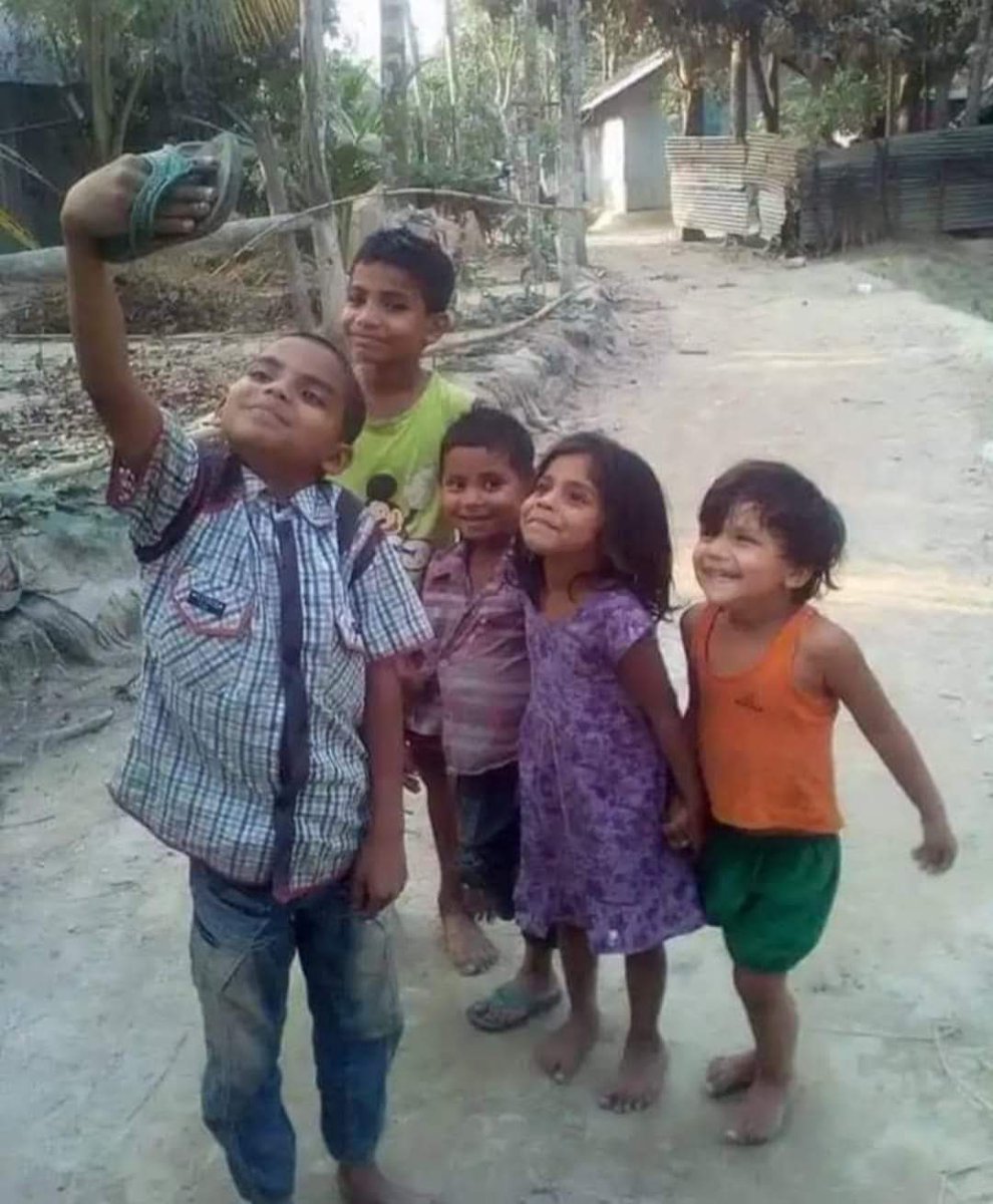 खुशी ढूंढ ही लेते हैं हर पल खुशी ढूंढ़ने वाले...
फर्क नहीं पड़ता हाथ में एप्पल हैं या चप्पल..!

#शुभप्रभात 💞