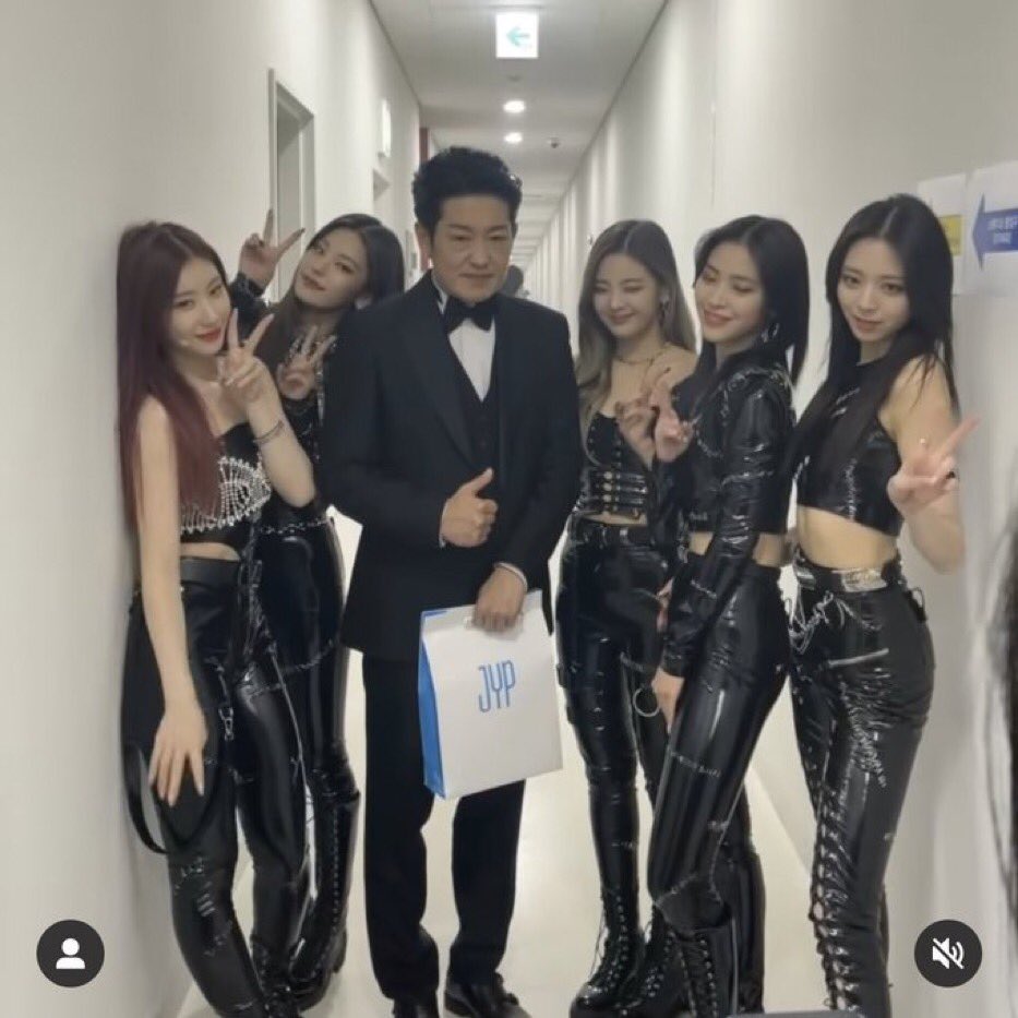 _hansajang's tweet photo. 개웃겨 ㅠ 구해줘야되는거아냐?? https://t.co/udbWhdM7lD