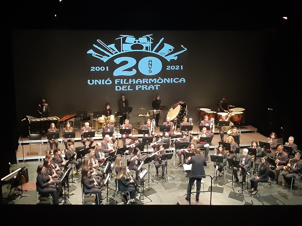 jordgili's tweet photo. Emotiu concert de la coral i la banda de la Unió filharmonica d'El Prat, el primer que es fa al @teatrelartesa amb motiu del XX aniversari i en homenatge i record de qui fou president de l'entitat en Xavier Pere Juncar mort víctima de la Covid @ElPratCultura https://t.co/QvGP64m4Mz