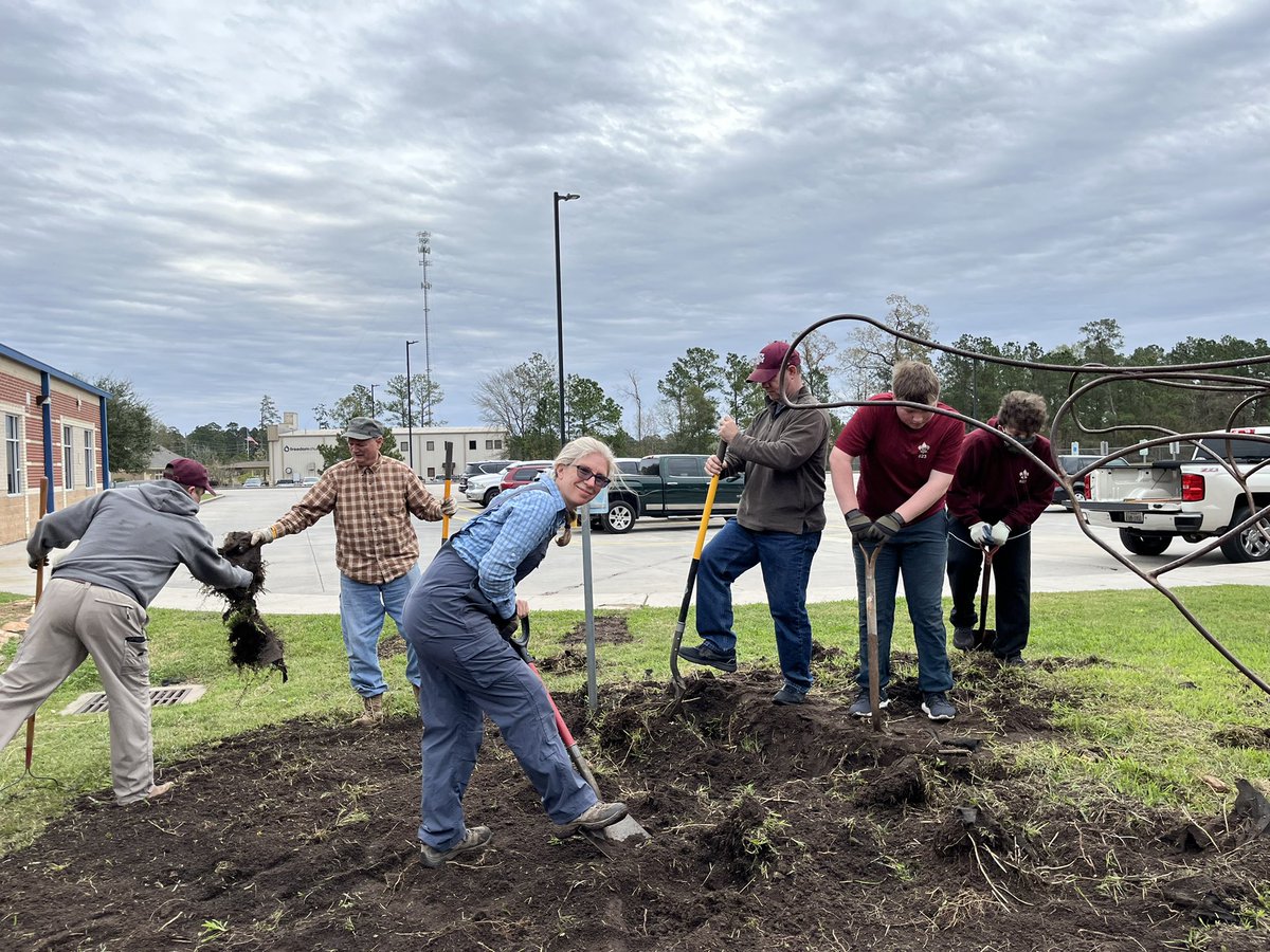 Thanks to all who came out to work in the Butterfly garden this weekend! Shout out to our principal, Mr. Albritton, Boy Scouts, parents, Master Gardeners and students! 🦋🙏