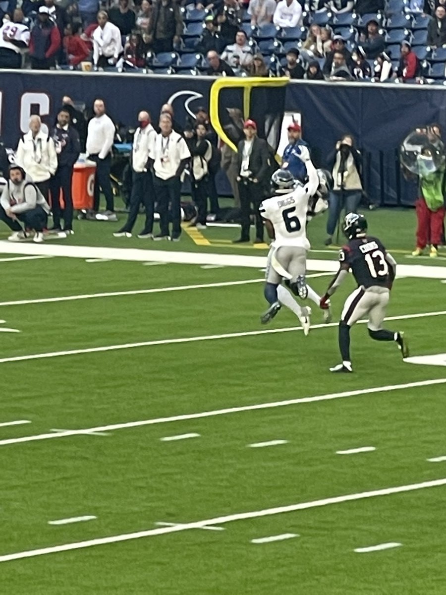 JonBanda7's tweet photo. @qdiggs6 Was awesome seeing you in person for first time! #GoHawks https://t.co/3sLxUNoI1p
