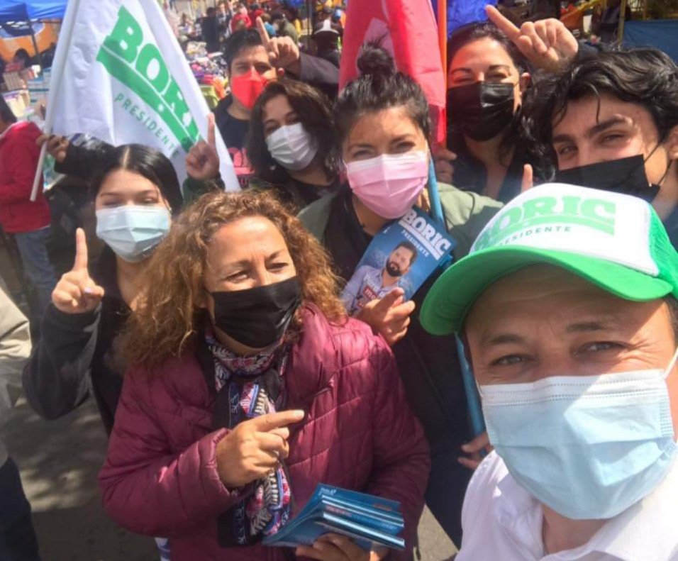 VcostaPc's tweet photo. @luiscuellop y @aliciazuv casa a casa por #playaancha #valparaiso 
@gabrielboric presidente!
#milpuertasxboric #Vota1 https://t.co/79rnd0Os7q