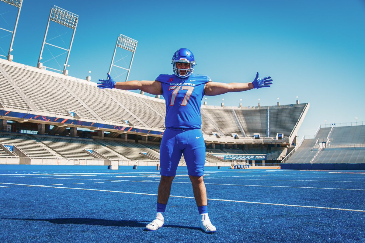 roger_carreon62's tweet photo. I will be signing to @BroncoSportsFB on Wednesday December 15th at Panther Gym @ 4:30 MT. Everybody is welcomed to join me as we celebrate the beginning to a new chapter of my life! 🔵🟠 @AABroncoHC @VintagePlough @Coach_TKeane @CoachTodd68 @TrustMyEyesO @ZachIsGreat_ https://t.co/fP5IzrlEWh