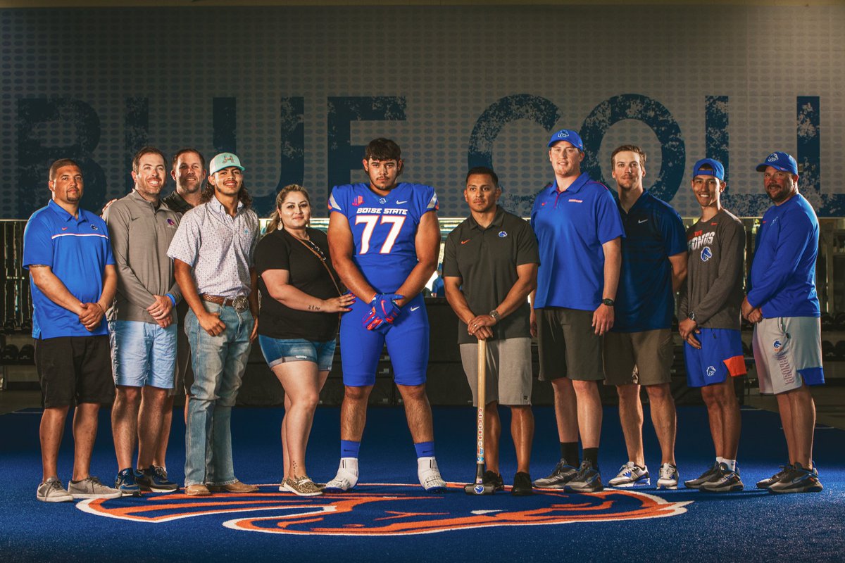 roger_carreon62's tweet photo. I will be signing to @BroncoSportsFB on Wednesday December 15th at Panther Gym @ 4:30 MT. Everybody is welcomed to join me as we celebrate the beginning to a new chapter of my life! 🔵🟠 @AABroncoHC @VintagePlough @Coach_TKeane @CoachTodd68 @TrustMyEyesO @ZachIsGreat_ https://t.co/fP5IzrlEWh