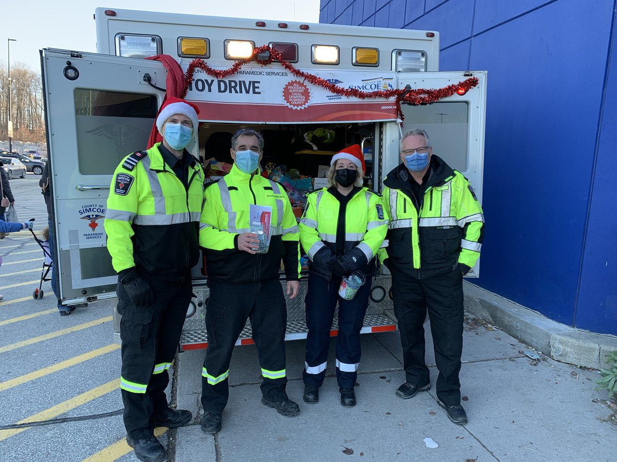 Incredible people giving their time and channeling the generosity of our incredible community along with our local partners in charity to give more kids a better Christmas. Thanks! ⁦<a href="/simcoecountyPS/">COSParamedic Service</a>⁩ ⁦<a href="/Opseulocal303/">Pᴀʀᴀᴍᴇᴅɪᴄs ᴏғ Sɪᴍᴄᴏᴇ Cᴛʏ, Oᴘsᴇᴜ L303 🚑</a>⁩