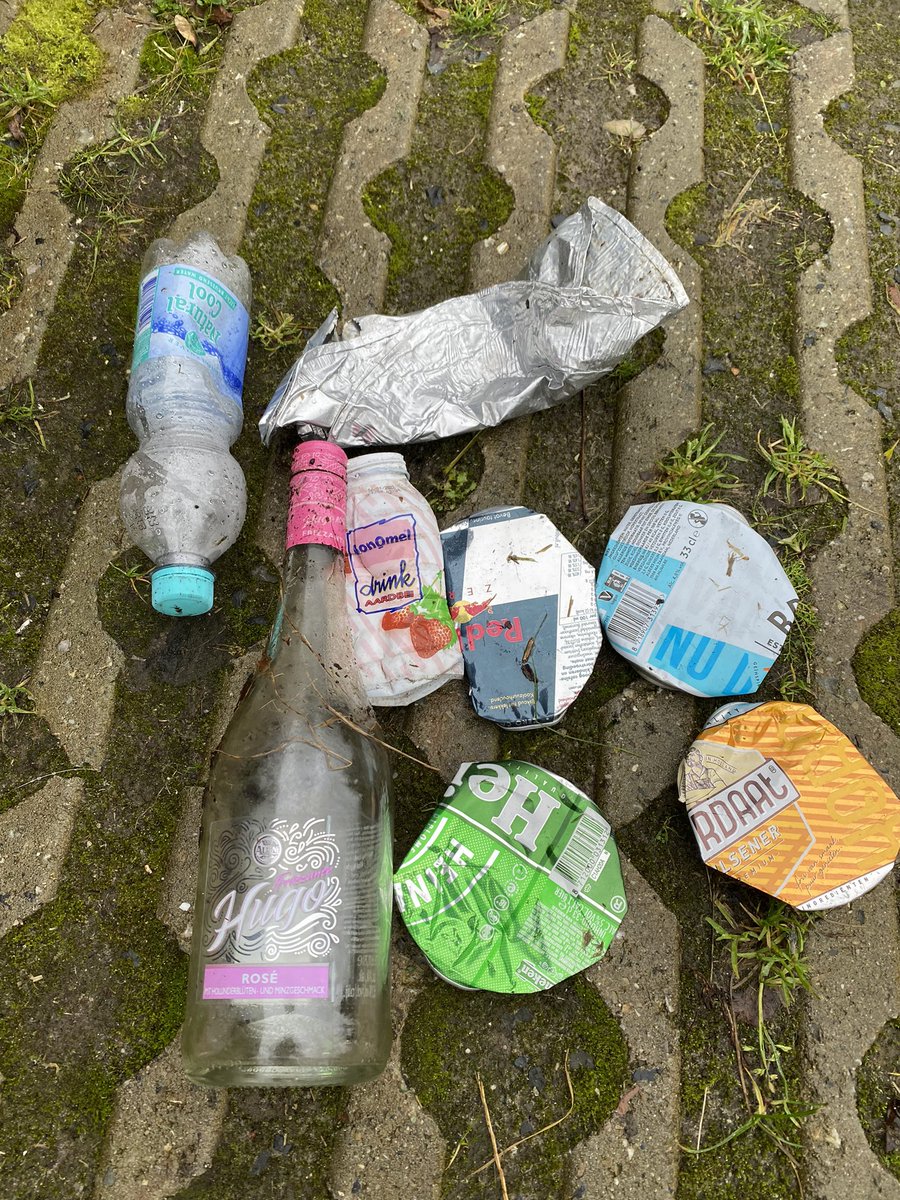 toinebommelijn's tweet photo. @MinIenW vandaag weer eens gaan hardlopen. Meer dan genoeg blikjes en afval onderweg gevonden. Statiegeld blikjes is een goed idee. https://t.co/8VEW8lshu5