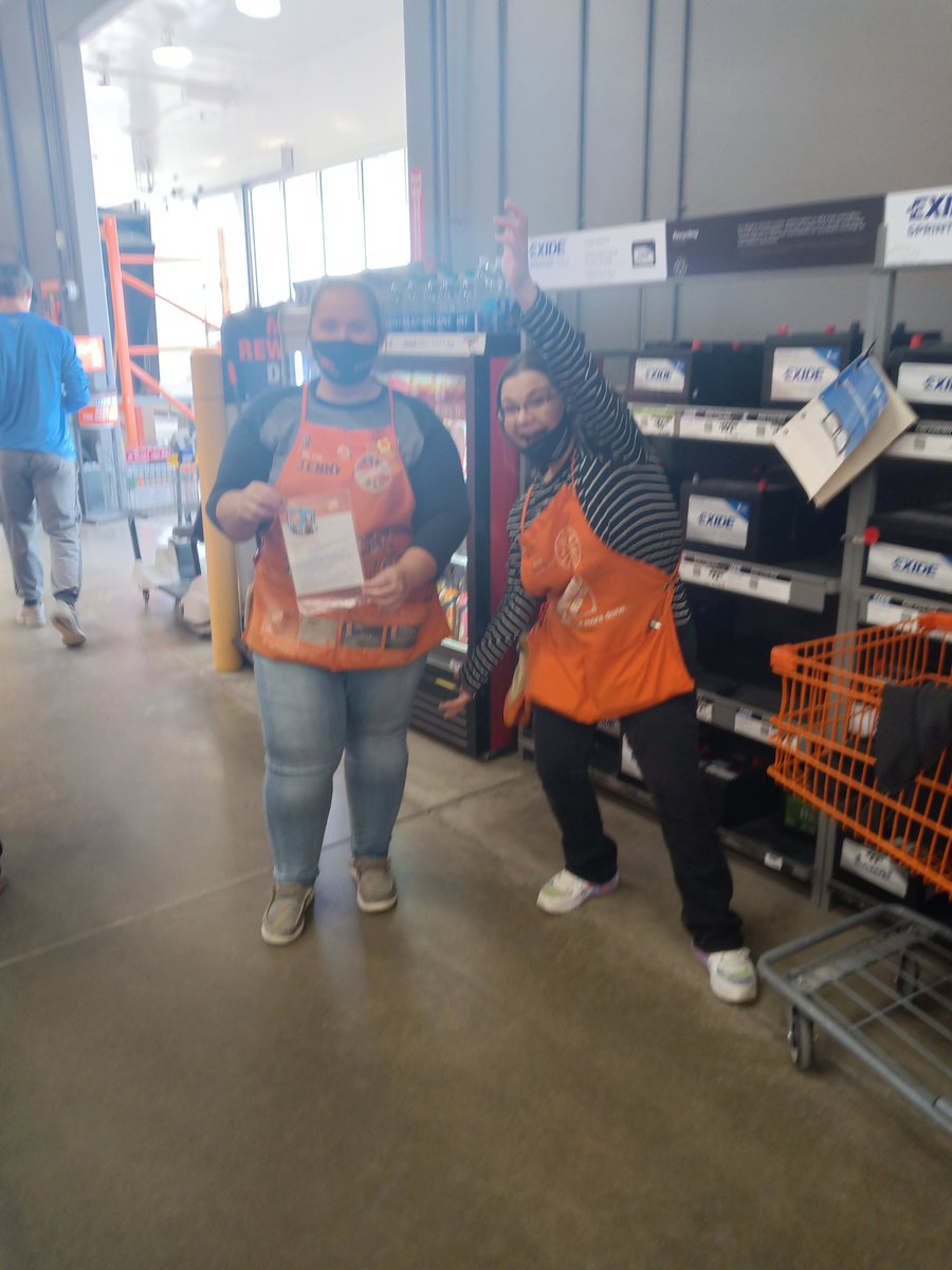 angst_l's tweet photo. Couple of our top lead and measure generators for November!! Awesome job Israel and Jenny! Great job showing off your G.E.T. store #6587 https://t.co/NctIBs5Lj7