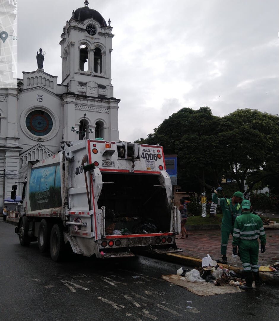 #porelbiendecali Emsirva informa: ni la lluvia impide que los operarios de la empresa de aseo, Ciudad Limpia, le cumplan a Cali. Mantengamos limpia la ciudad. <a href="/Osenmato/">El Cuestionador</a> <a href="/ComunidadTermi1/">JAC Prados Norte Sector Terminal</a> <a href="/ComunaJal/">JAL COMUNA 2</a> <a href="/TwiterosCali/">TWlTTEROS CALI</a> <a href="/Diarioccidente/">Diario Occidente</a> <a href="/Osenmato/">El Cuestionador</a> <a href="/caliconectate/">caliconectate</a> <a href="/Gerardoquinte/">Gerardo Quintero</a>