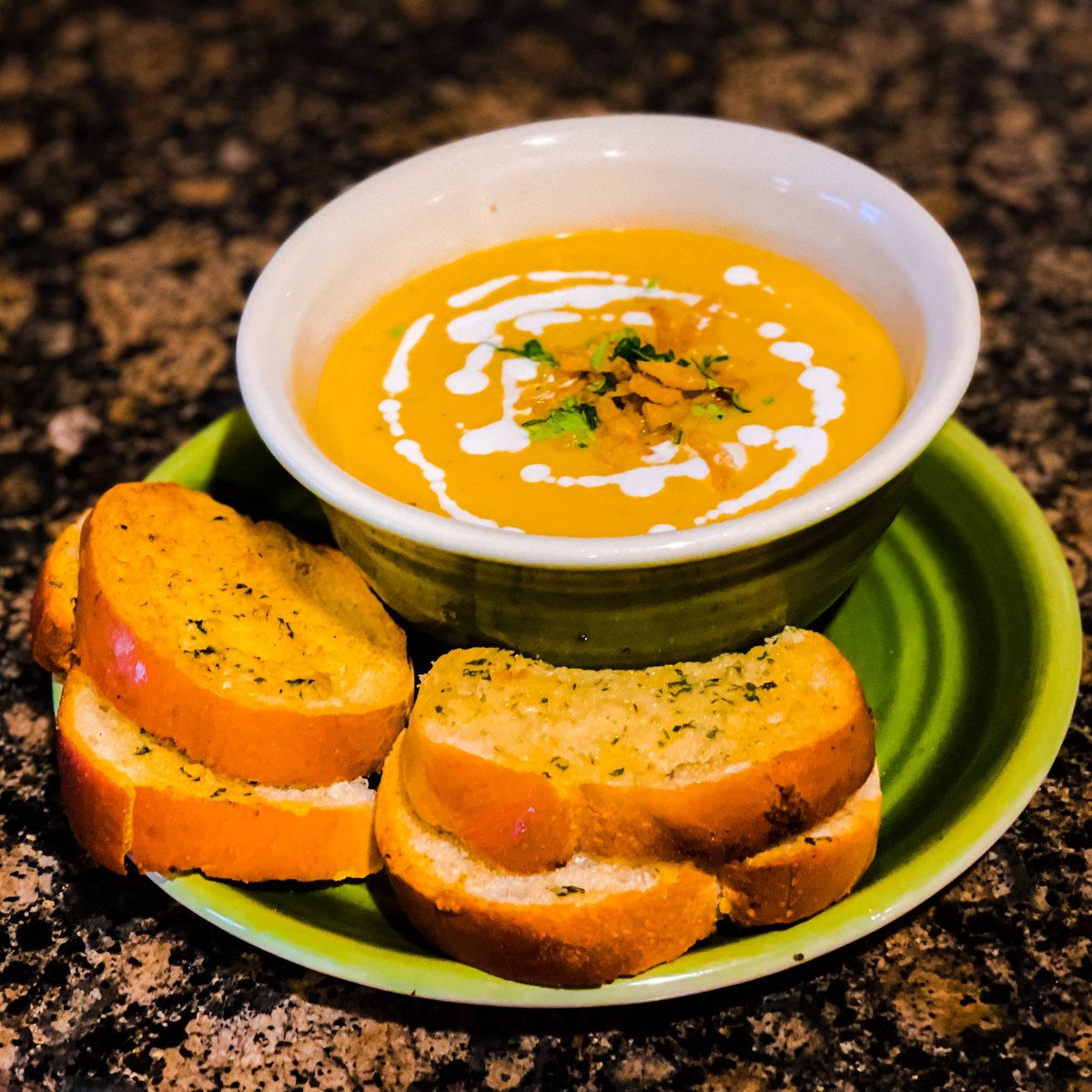 Creamy Butternut Squash soup served with Garlic Bread😍 #wintersquash #vegansoups #easydinner #comfortfood  #goodeats #holidayrecipes