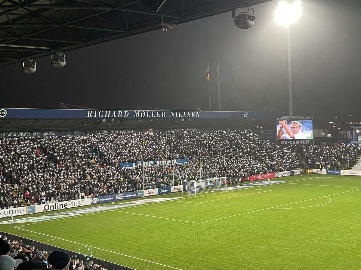 dknrh's tweet photo. Det eneste rigtige sted at være denne søndag aften. En flot og rørende afsked med Lars Høgh til årets sidste hjemmekamp 💙🤍 https://t.co/qgBs1WsVPj