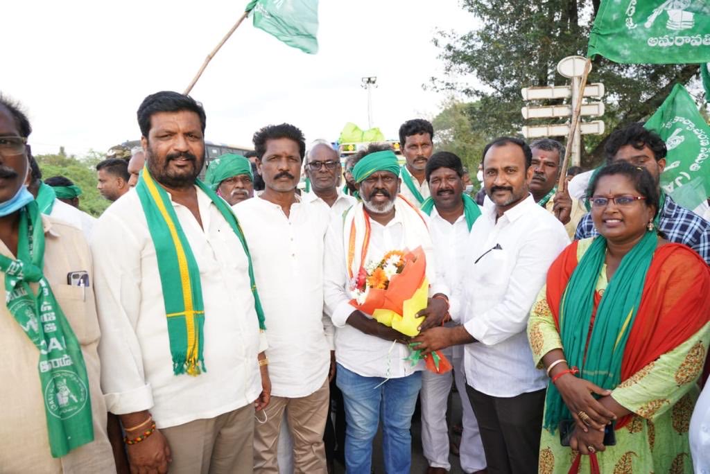 amaravatiraythu's tweet photo. రైతుల మహాపాదయాత్ర #DAY42
⚡️ఒకే రాష్ట్రం-ఒకే రాజధాని-అమరావతి⚡️
రేణిగుంటలో జన హారతులు.. ఘన స్వాగతాలు పాదయాత్ర కు విశేష ఆదరణ
#AmaravatiFarmersMarch
#BuildAmaravati 
@umasudhir
@Paul_Oommen
@dhanyarajendran
@ASharadhaa_TNIE
@nistula
@swati_gs
@BDUTT
@Nidhi
@vasudha_ET @timesofindia https://t.co/ngRYFu4w46