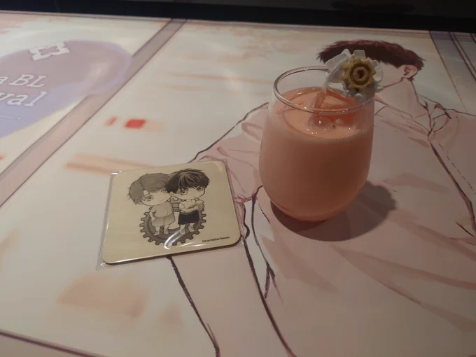 先生と駅に向かい先生は友人と合流、うちはマンガ展へ🥰。
店内はお客様も沢山はいなくて静か。原画を食い入るように見てしまった😁。Upくん特設会場は何故か満席。みなさん座っていらしたので写真は撮れず🥲。お腹もいっぱいだったのでSOTUSのピンクミルクに。UWMAのアクキー可愛くてゲット🥰 