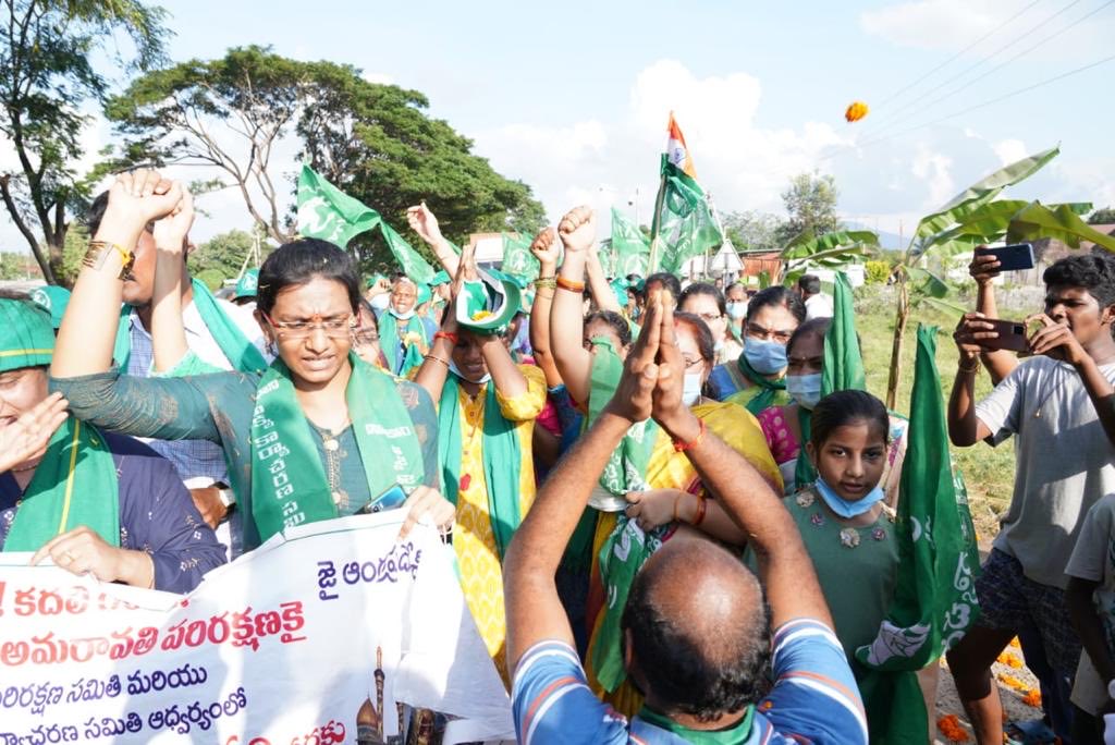 amaravatiraythu's tweet photo. రైతుల మహాపాదయాత్ర #DAY42
⚡️ఒకే రాష్ట్రం-ఒకే రాజధాని-అమరావతి⚡️
పాదయాత్ర మీద రాళ్లు వేస్తారు అని భయపెట్టారు కానీ పూవ్వులు వేశారు 
#AmaravatiFarmersMarch
#BuildAmaravati 
@umasudhir
@Paul_Oommen
@dhanyarajendran
@ASharadhaa_TNIE
@nistula
@swati_gs
@BDUTT
@Nidhi @the_hindu https://t.co/DqlkRW0P5c
