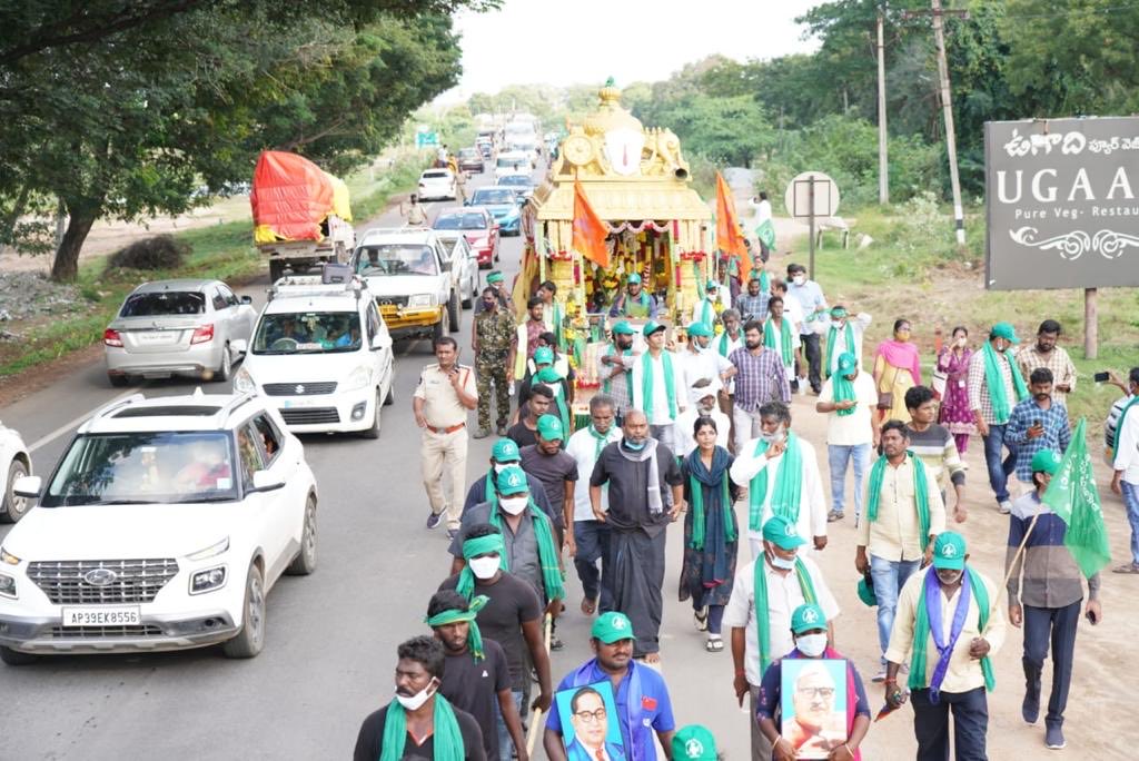 amaravatiraythu's tweet photo. రైతుల మహాపాదయాత్ర #DAY42
⚡️ఒకే రాష్ట్రం-ఒకే రాజధాని-అమరావతి⚡️
పాదయాత్ర కు అడుగడుగునా నీరాజనాలు 
#AmaravatiFarmersMarch
#BuildAmaravati 
@umasudhir
@Paul_Oommen
@dhanyarajendran
@ASharadhaa_TNIE
@nistula
@swati_gs
@BDUTT
@Nidhi
@vasudha_ET
@sardesairajdeep
@ShekharGupta https://t.co/MCZLKx8Gvi