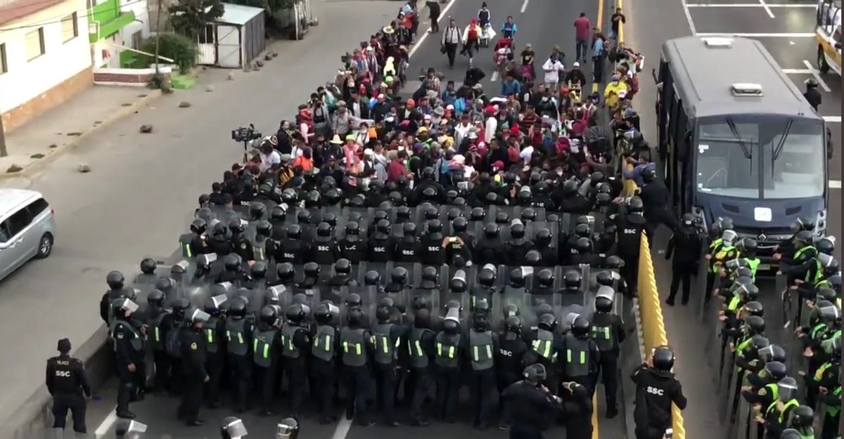 MMMesoamericano's tweet photo. Tal cual 

Los prefieren traficados en traileres de la muerte

En la primera imagen personas migrantes esta tarde intentando llegar a la #CDMX. 

@Claudiashein @A_Encinas_R @CIDH @CNDH @AcnurMexico @hrw_espanol @SSC_CDMX https://t.co/QrgbxlNCbw