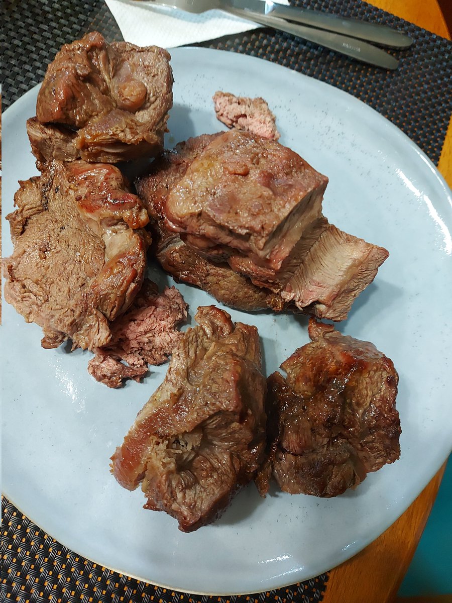 mexchl's tweet photo. Que asco de carne, la compré en @LIDERcl  al principio le notamos un olor medio raro, pensamos que era el olor a carne, pero al hacerla puro olor a pescado y vinagre, no es la primera vez en líder santa rosa, esto es engañar a las personas ¿@SERNAC que puedo hacer? https://t.co/Xz9gY0lQ04