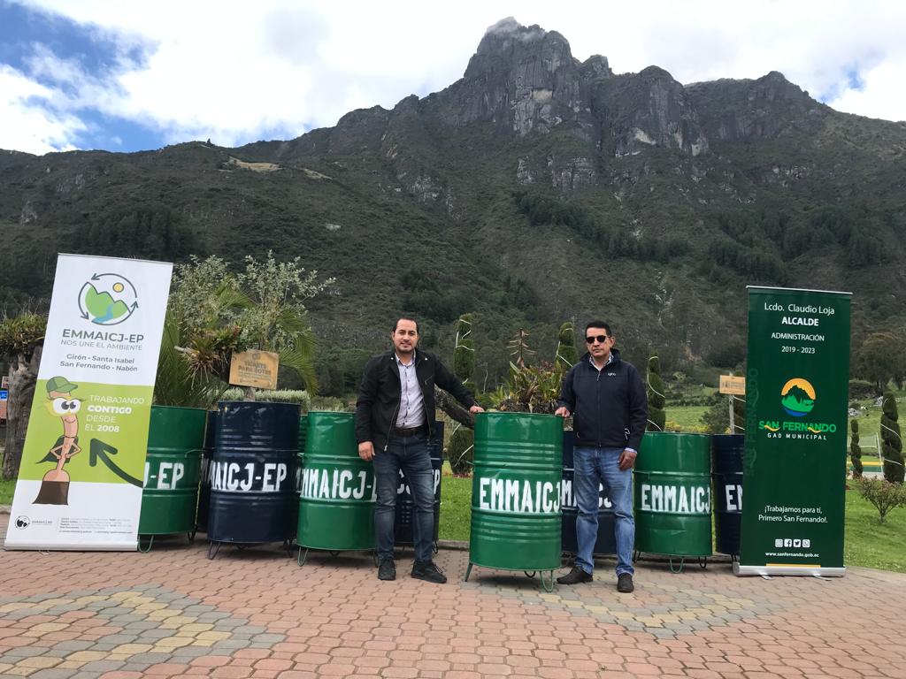 ✅ En días pasados, a través de la coordinación con el GADM de San Fernando se realizó la entrega y colocación de nuevos recipientes para almacenamiento temporal de residuos en el Complejo Turístico de la Laguna de Busa. 
<a href="/GADSANFERNANDO1/">Gad San Fernando</a> <a href="/LeoquinaRadio/">Leoquina Radio</a>