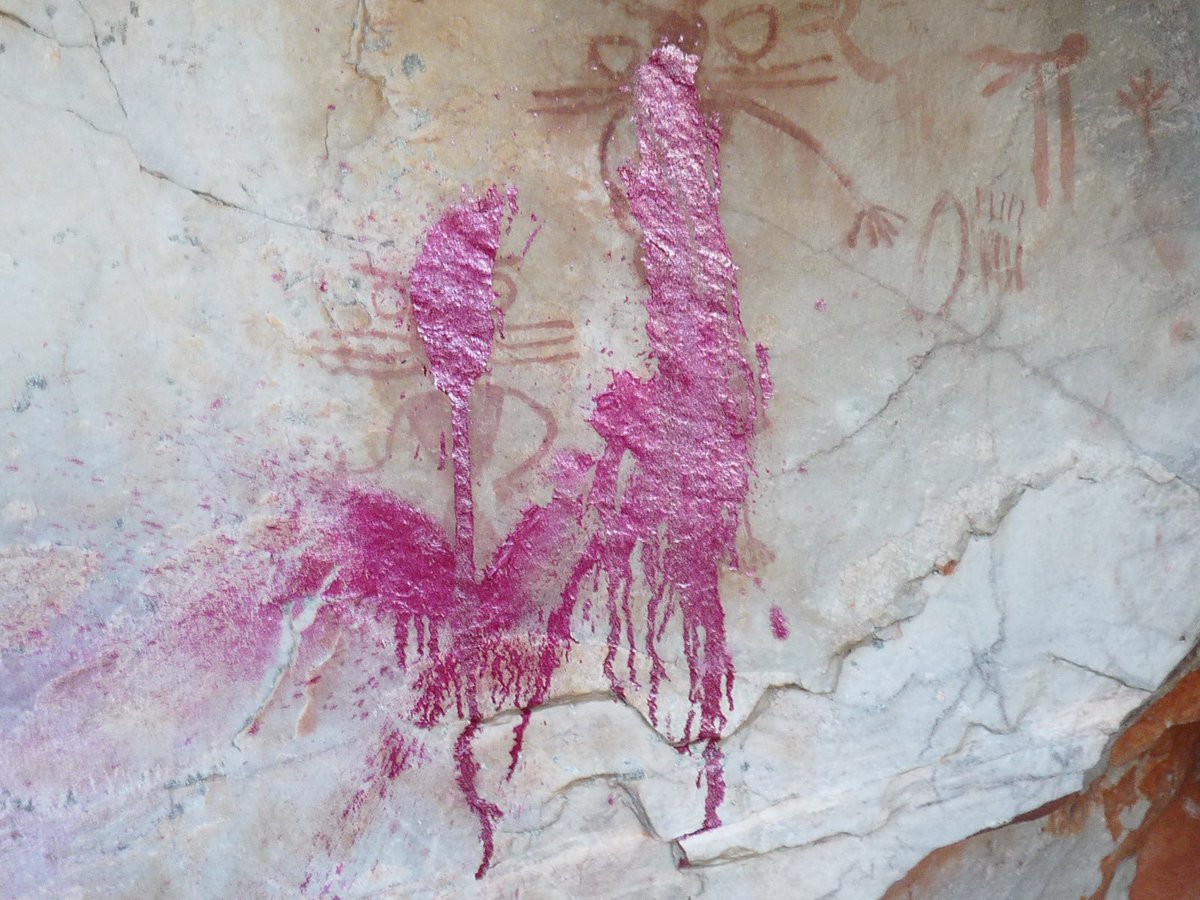 Tengo el correo y movil lleno de amigos arqueólogos enfurecidos y tristes. No me extraña. ¡Despeñaperros no se toca!
Es una vieja historia la del vandalismo del arte rupestre. Hace 15 días pude comprobarlo en una caverna no muy conocida.
Escupir a nuestra historia. Qué asco.