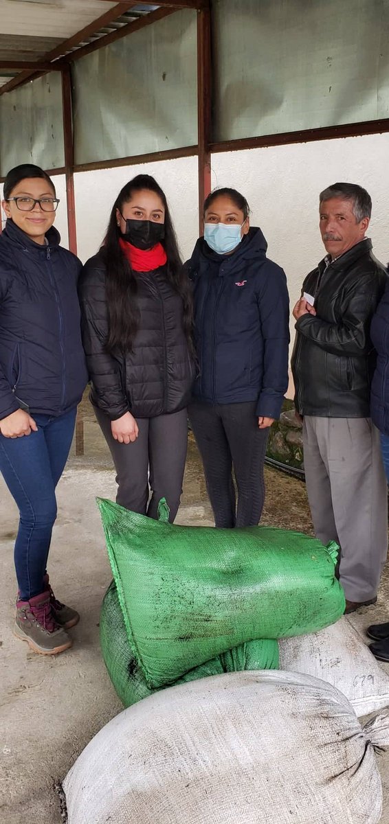EmmaicjE's tweet photo. ✅Participamos en el evento inagural del Centro Multifuncional San Fernando. En este espacio se informó a los asistentes sobre la importancia del buen manejo y clasificación de residuos, y se los motivó con la entrega de incentivos. ♻ 
@GADSANFERNANDO1 @LeoquinaRadio https://t.co/OZDC9haB2J