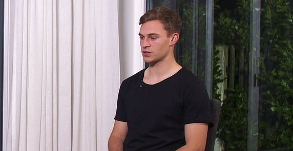 DFB_Cuba's tweet photo. Joshua Kimmich se arrepiente de no haberse vacunado antes: "Quizá tuve que pasar por lo que he pasado ahora. Por supuesto, en retrospectiva, me gustaría haber tomado la decisión de vacunarme antes." [@ZDF] ⚫ https://t.co/mJ5bxiwf90
