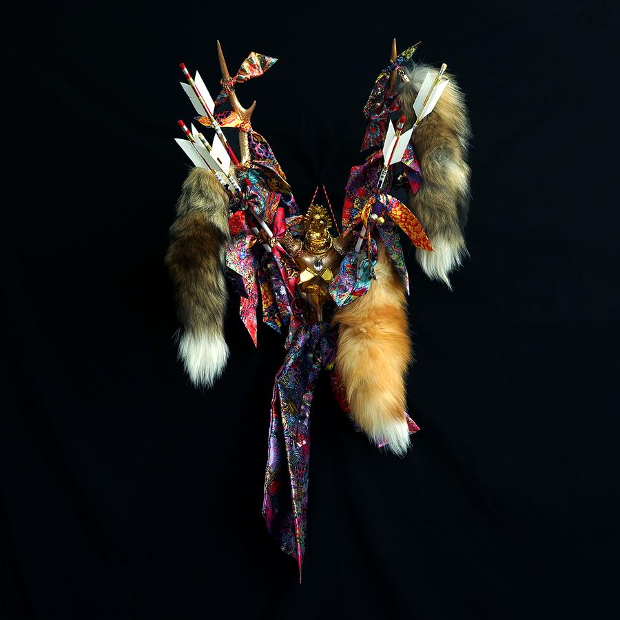 前川多仁 僕なりの シシ神 さまです 実はよく見にくいかもですが 鹿のゴールデン頭蓋骨です 頭蓋骨に縁起がいい破魔矢が刺さりまくるっとります そして 結ぶ という行為は とくに日本人にとってとても深い祈りの意味があります Twitter