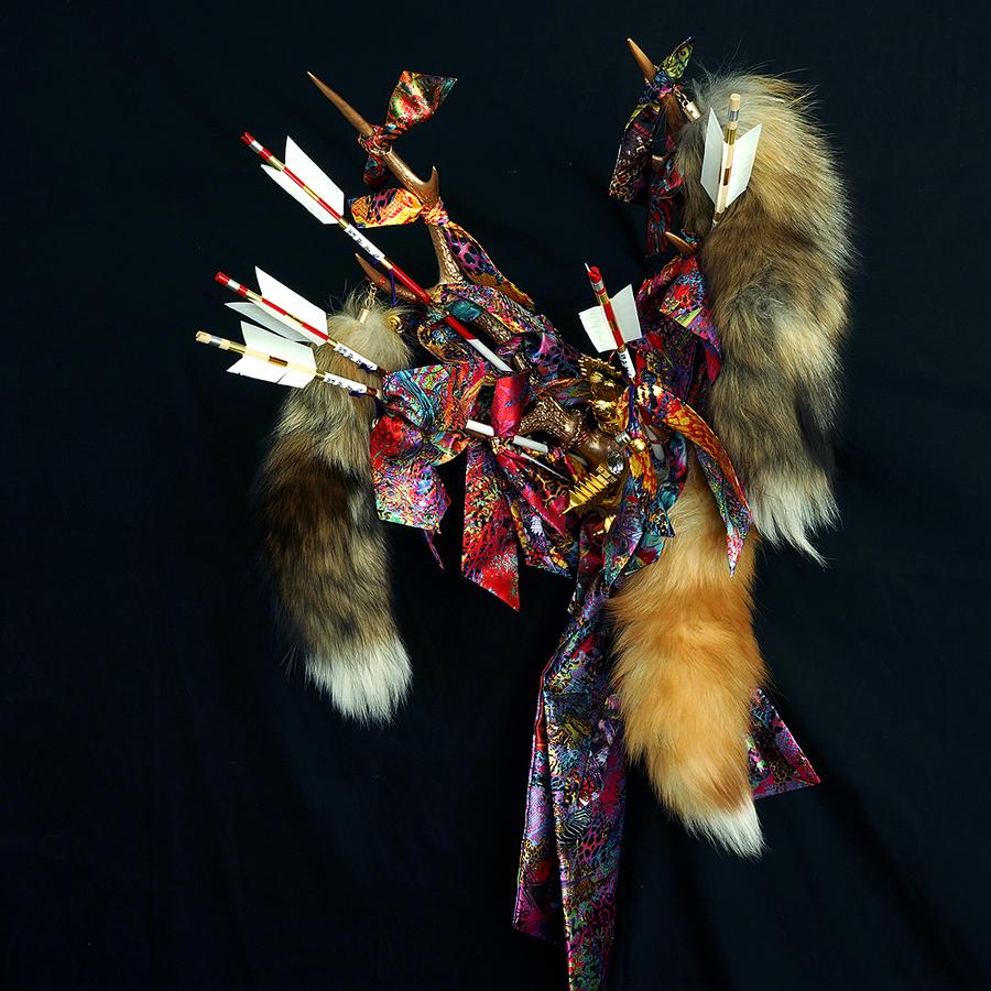 前川多仁 僕なりの シシ神 さまです 実はよく見にくいかもですが 鹿のゴールデン頭蓋骨です 頭蓋骨に縁起がいい破魔矢が刺さりまくるっとります そして 結ぶ という行為は とくに日本人にとってとても深い祈りの意味があります Twitter