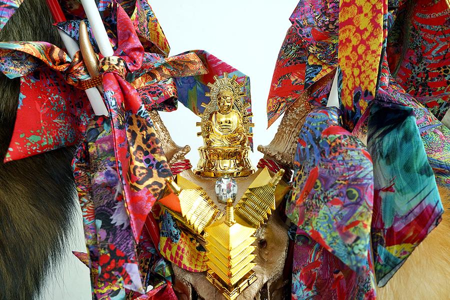 前川多仁 僕なりの シシ神 さまです 実はよく見にくいかもですが 鹿のゴールデン頭蓋骨です 頭蓋骨に縁起がいい破魔矢が刺さりまくるっとります そして 結ぶ という行為は とくに日本人にとってとても深い祈りの意味があります Twitter