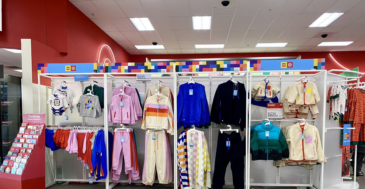 The #T2330 team made some #MoneyMoves this weekend as to accommodate the ad + item sell-through 💥 this team AMAZES me!

🎁Wrapping up the weekend with these impactful focal points around the store!  

<a href="/RicaDevas/">Erica DeVasier</a> <a href="/heit_tim/">Tim Heit</a>