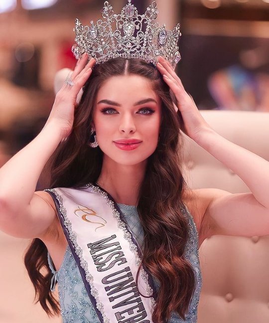 venusmedia's tweet photo. 👑 Cada vez más cerca de la corona del #MissUniverse, #NadiaFerreira dentro del Top 16 🤩 https://t.co/laj5FbS1P4