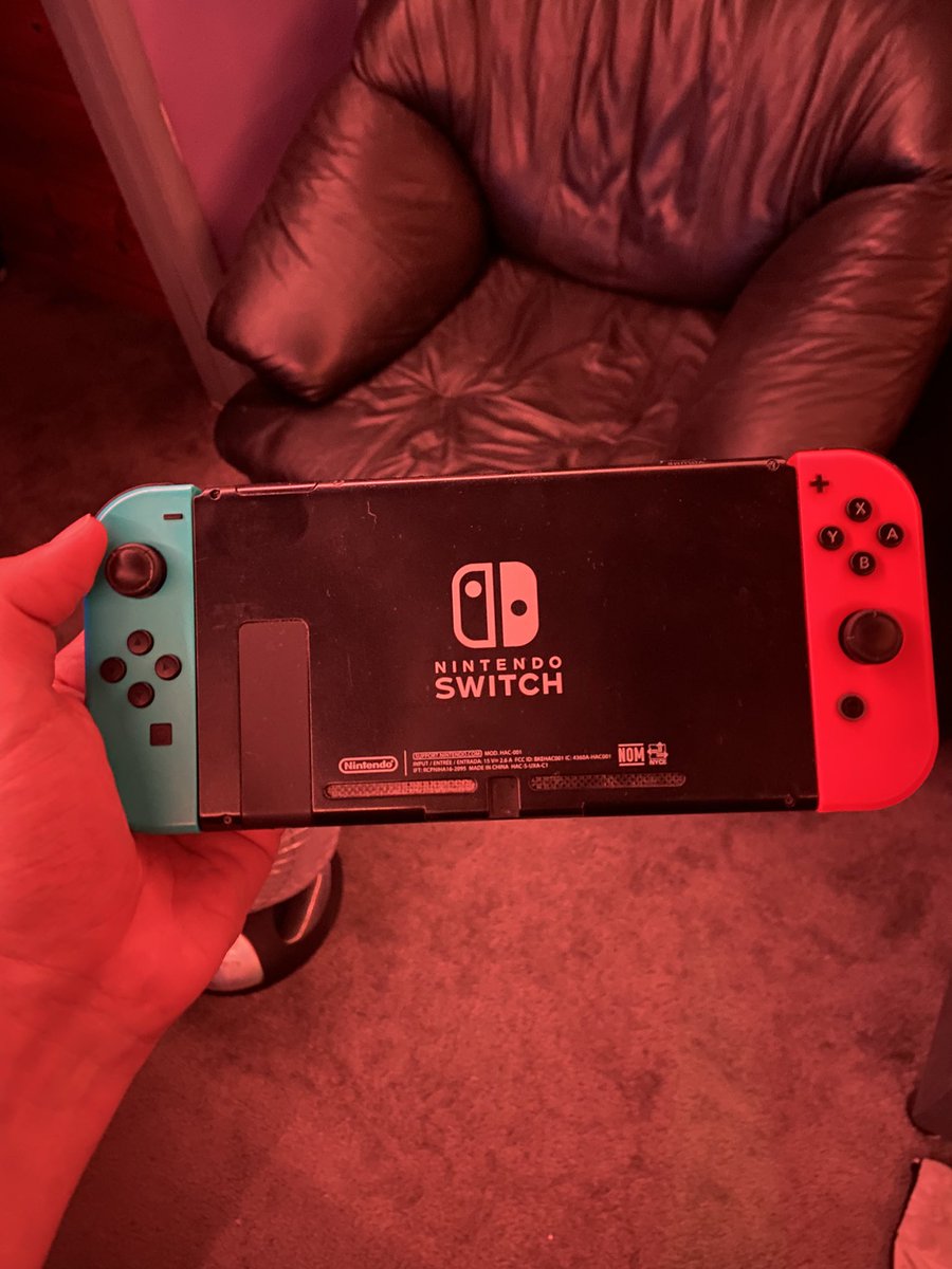_HavocSnake_'s tweet photo. i let my dumb ass roommate borrow my joycons and this how he puts em back 🤦🏽‍♀️ https://t.co/UAiWTBAkyv