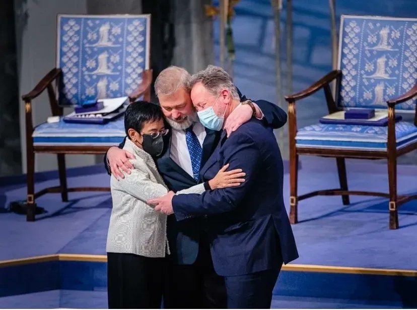 FemiOke's tweet photo. #PeaceCircle group hug 🤗
With #NobelPeacePrize laureates @mariaressa, #DmitryMuratov & @WFPChief #Nobel #NobelPrize https://t.co/vWbD43Doa4