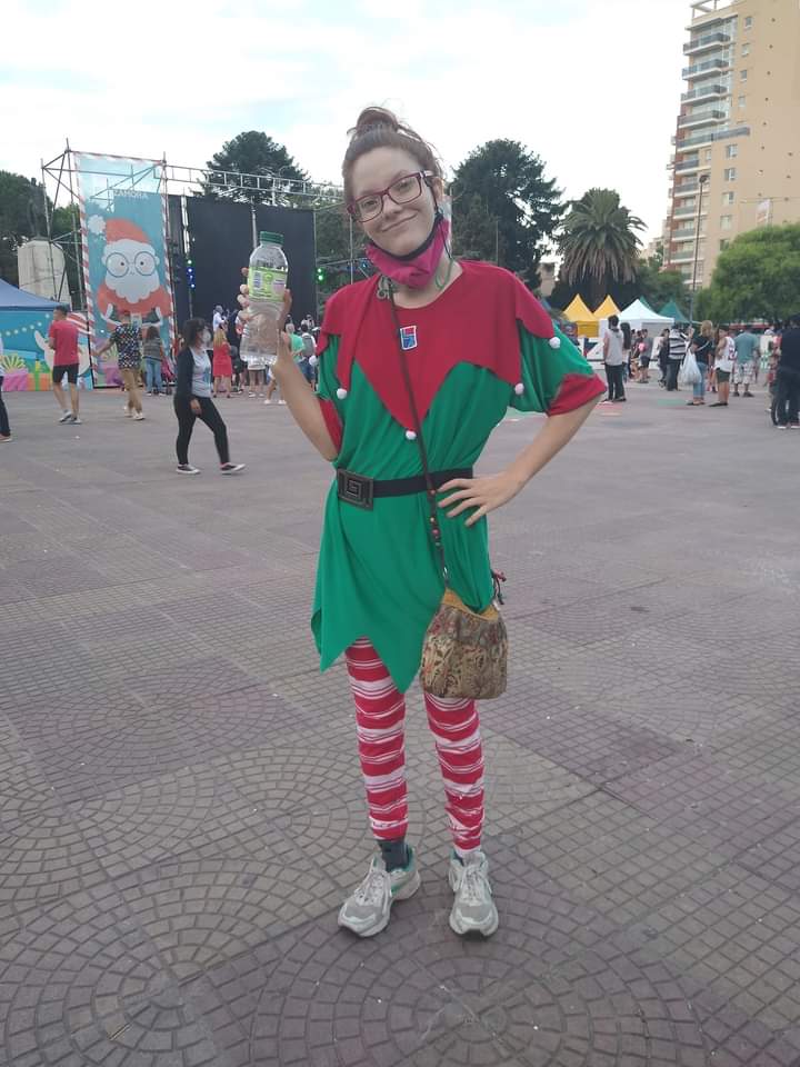 AllyBoludaaOT5's tweet photo. Here I am again, being an elf on a Christmas walk &amp; feeling powerful every time I remember that @sarahjeffery's existence makes me very happy, especially in difficult times (the last 2 years have been difficult for me) but I still do what I love thanks to her #mightyforsarah https://t.co/bR9U5O2eGO