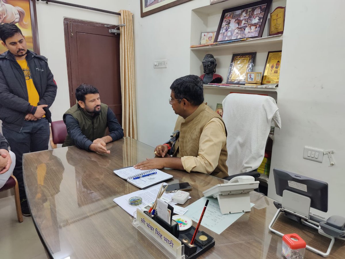 TheUpenYadav's tweet photo. टेक्निकल हेल्पर भर्ती की विज्ञप्ति जारी करवाने जूनियर अकाउंटेंट,स्टेनोग्राफर भर्ती का परिणाम जल्द जारी करवाने की मांग को लेकर ऊर्जामंत्री @BSBhatiInc जी से मुलाकात करके सीएमडी भास्कर सावंत जी को फोन करवाया
CMDने कहा जल्द परिणाम भी जारी होगा और इसी महीने में विज्ञप्ति भी जारी होगी https://t.co/ryVtL3I72f