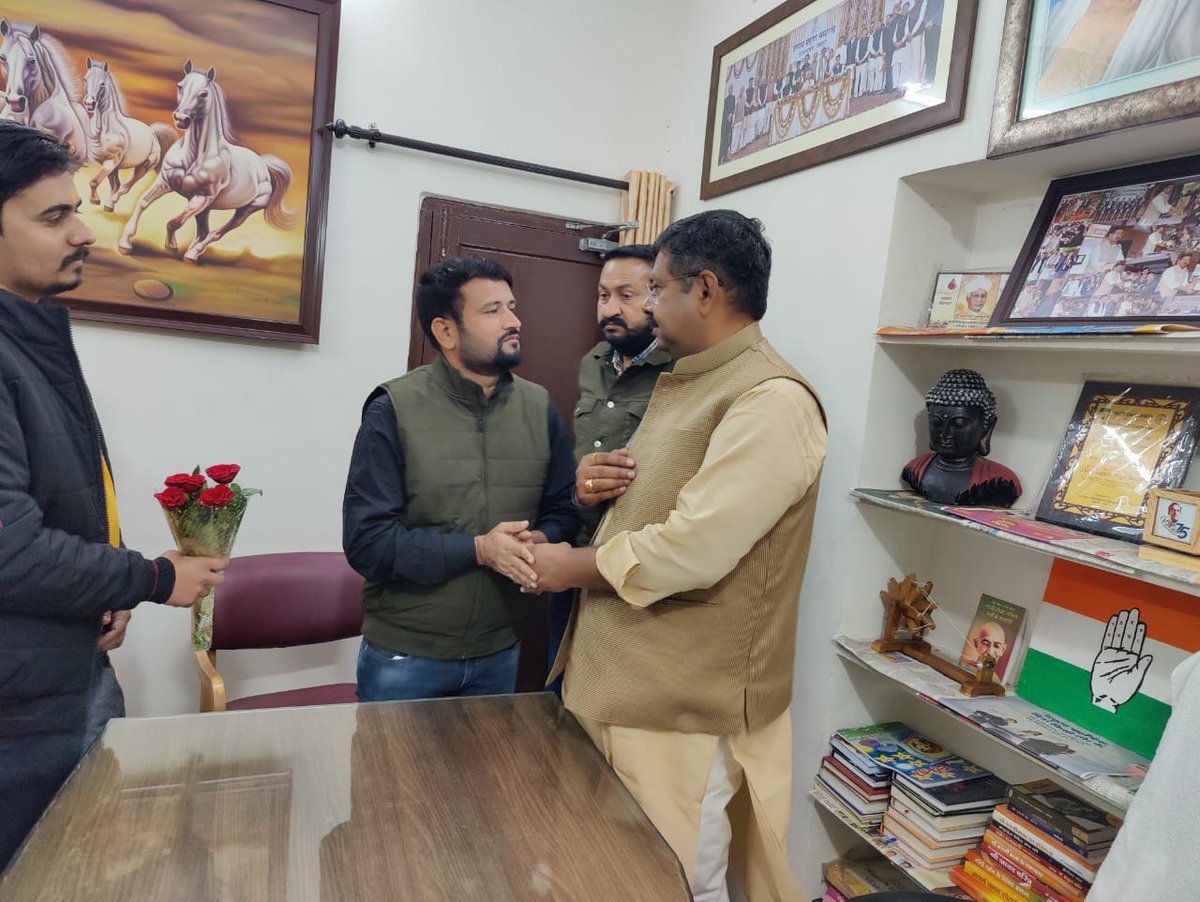 TheUpenYadav's tweet photo. टेक्निकल हेल्पर भर्ती की विज्ञप्ति जारी करवाने जूनियर अकाउंटेंट,स्टेनोग्राफर भर्ती का परिणाम जल्द जारी करवाने की मांग को लेकर ऊर्जामंत्री @BSBhatiInc जी से मुलाकात करके सीएमडी भास्कर सावंत जी को फोन करवाया
CMDने कहा जल्द परिणाम भी जारी होगा और इसी महीने में विज्ञप्ति भी जारी होगी https://t.co/ryVtL3I72f