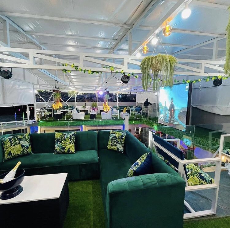 exploresoweto1's tweet photo. Have you been to the iKoya Lifestyle Rooftop in Orlando East? They’re open today from 12pm for their Tribal Monday. Bashayel’ iround at 5029 Phetoe Street, Orlando West 📸 @ikoyasoweto https://t.co/OLL5Secajr