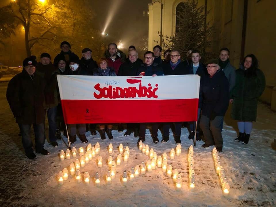 walasek_mateusz's tweet photo. Jak co roku o północy🌙 z 12 na 13 grudnia wraz z Młodzi Demokraci upamiętniliśmy ofiary stanu wojennego.🕯🕯
To także przypomnienie, że wolności trzeba bronić i jak tragicznie kończy się, gdy władza ignoruje wolę społeczeństwa.🙁
#13XII #Pamiętamy #MłodziDemokraci #stanwiojenny https://t.co/pITYCeQLt8