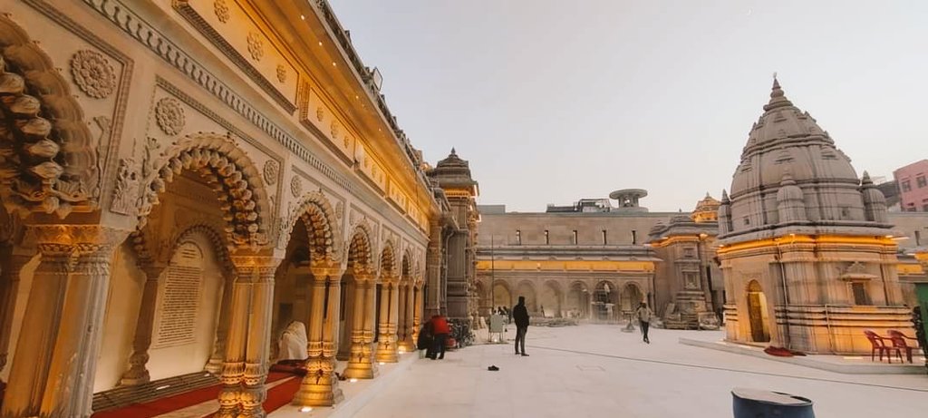 officialpratik0's tweet photo. दिव्य और भव्य काशी विश्वनाथ धाम के परिसर के चार मुख्य द्वार होंगे, यानी आप मंदिर में घाट और शहर दोनों तरफ से आ सकते हैं, तंग गलियों और गंदगी से मिली मुक्ति, अब माँ गंगा में स्नान के बाद तुरंत करिये बाबा के दर्शन।

हर हर महादेव 🙌🚩
#KashiVishwanathDham 
@myogiadityanath https://t.co/2aWsfKK9XP