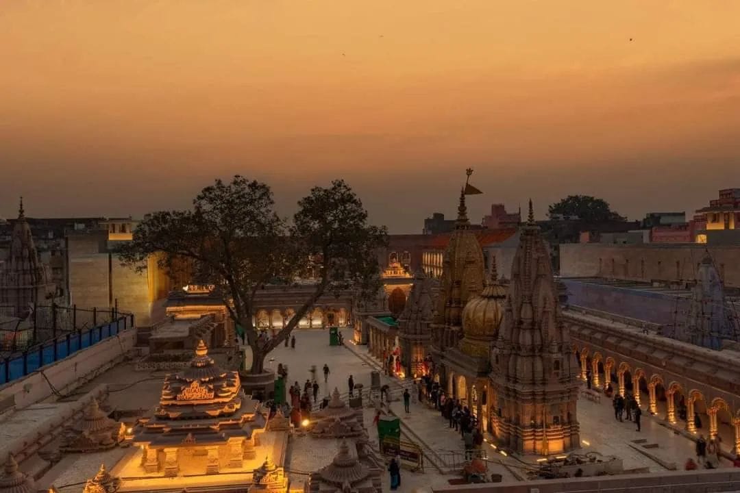 officialpratik0's tweet photo. दिव्य और भव्य काशी विश्वनाथ धाम के परिसर के चार मुख्य द्वार होंगे, यानी आप मंदिर में घाट और शहर दोनों तरफ से आ सकते हैं, तंग गलियों और गंदगी से मिली मुक्ति, अब माँ गंगा में स्नान के बाद तुरंत करिये बाबा के दर्शन।

हर हर महादेव 🙌🚩
#KashiVishwanathDham 
@myogiadityanath https://t.co/2aWsfKK9XP