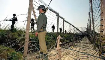 RoshniBhatt17's tweet photo. BSF troops noticed suspicious movement at Jammu area &amp; warned not to cross IB but intruder kept running at Indian Territory Alert BSF fired &amp; neutralized intruder near Border fencing IB &amp; thwarted the infiltration"Proud Moment" Modiji Yeri #ShameOnPakistan #PakUsingWomenForTerror https://t.co/AQtC3t8ayN
