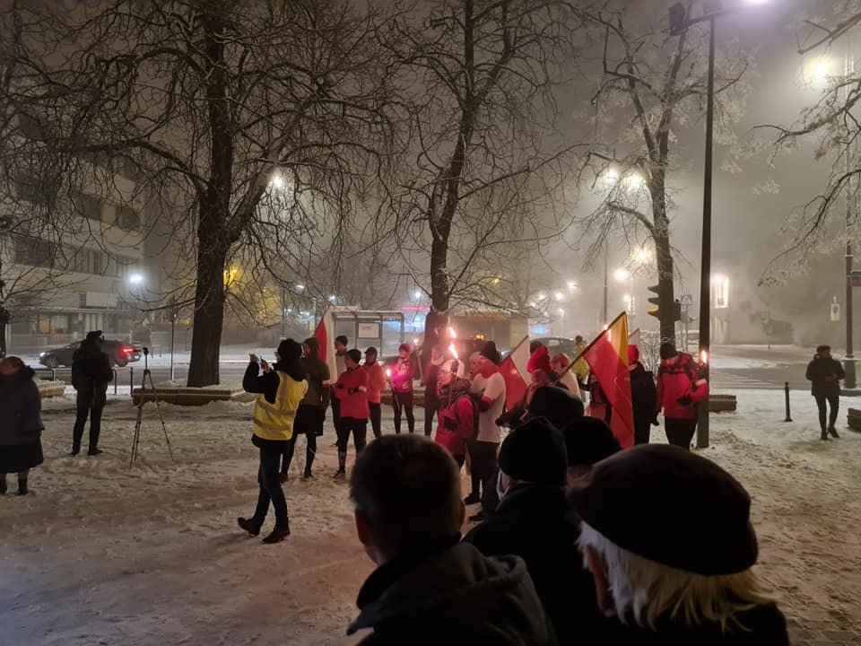 walasek_mateusz's tweet photo. Jak co roku o północy🌙 z 12 na 13 grudnia wraz z Młodzi Demokraci upamiętniliśmy ofiary stanu wojennego.🕯🕯
To także przypomnienie, że wolności trzeba bronić i jak tragicznie kończy się, gdy władza ignoruje wolę społeczeństwa.🙁
#13XII #Pamiętamy #MłodziDemokraci #stanwiojenny https://t.co/pITYCeQLt8