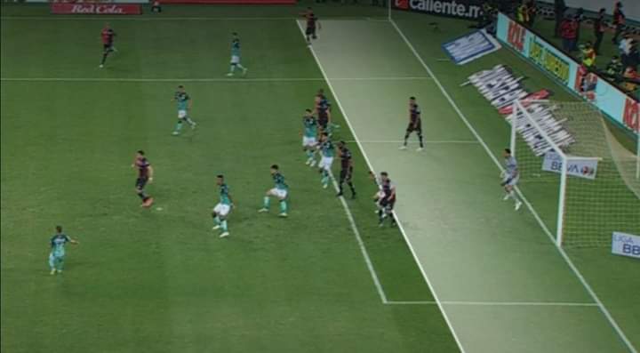 gallolq's tweet photo. @rgomezjunco @SancadillaNorte De ninguna manera las competiciones no deben tener tanta ayuda en el arbitraje cuartos,semifinal y final basta de corrupción https://t.co/S5HXNJR25W
