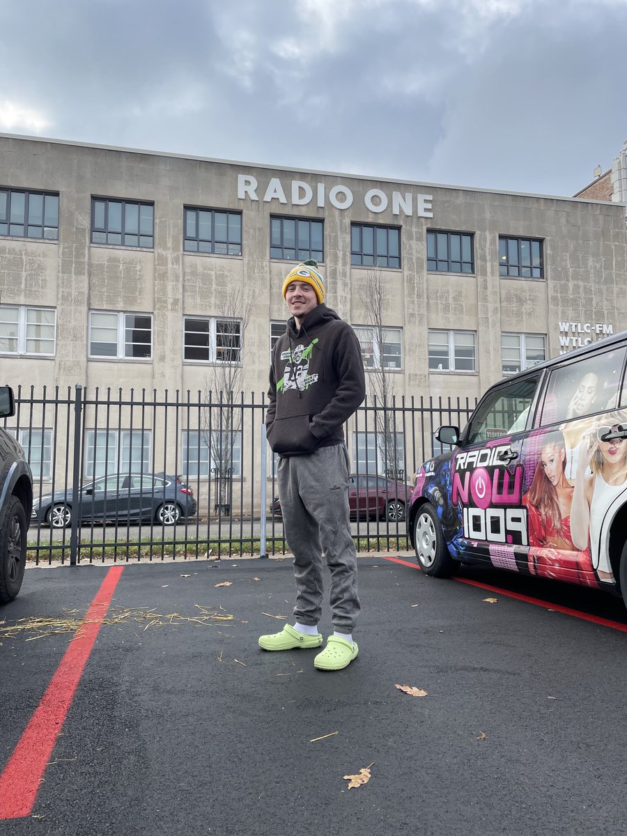 itssierraenbee's tweet photo. newton, nc 🚘➡️ green bay, wi 💛💚
had to stop and snap a photo of my mans in indianapolis!! where the boys work their magic ✨ #forthebrand ⁦@PatMcAfeeShow⁩ ⁦@tyschmit⁩ ⁦⁦@dylanelliott828⁩ #GOPACKGO #droppindimesandsuckitsigns https://t.co/jnpLpmZ4BK