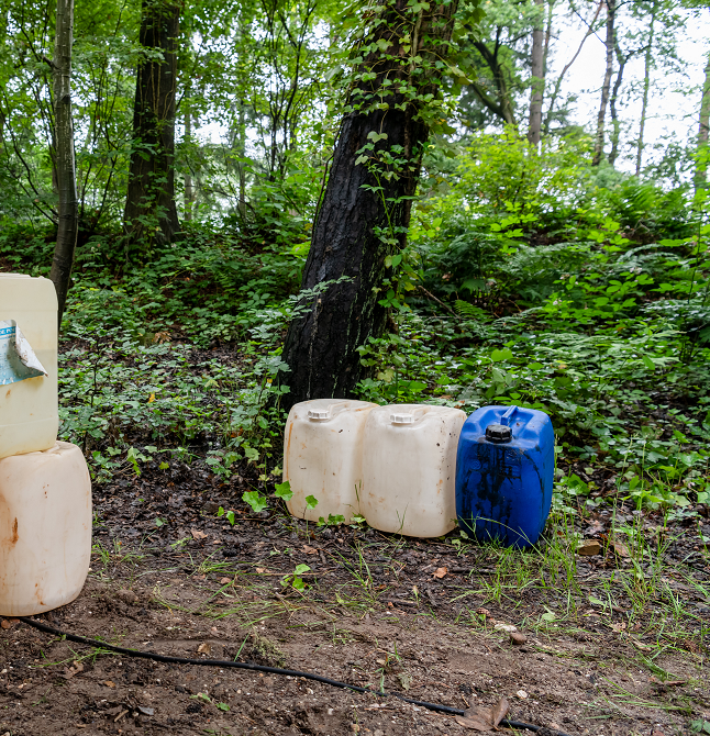 GETUIGENOPROEP:
Op maandag 6 december 2021, zijn in Heerde nabij het Heerderstrand 39 jerrycans met drugsafval aangetroffen. Om de vaten zat een vuilniszak. Heb je iets gezien of gehoord laat het ons weten. 
Foto ter illustratie. 
2021569156
