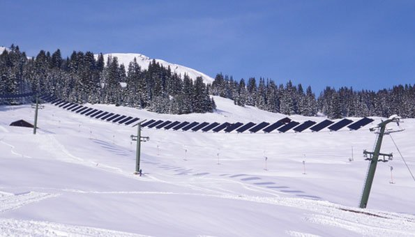 Solar-Skilift produziert 15 mal so viel Strom, wie der Skilift verbraucht, obwohl die PV-Anlage schon 10 Jahre alt ist (245 Wp Module). 
Und nein: Während der Nacht wird meistens nicht Ski gefahren unabhängig davon, was fossile Lobbyisten behaupten mögen.
solar-skilift.ch/solarskilift/s…